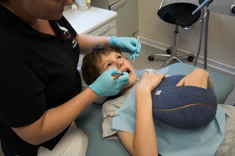 Boy at dentist with inmuRELAX-4