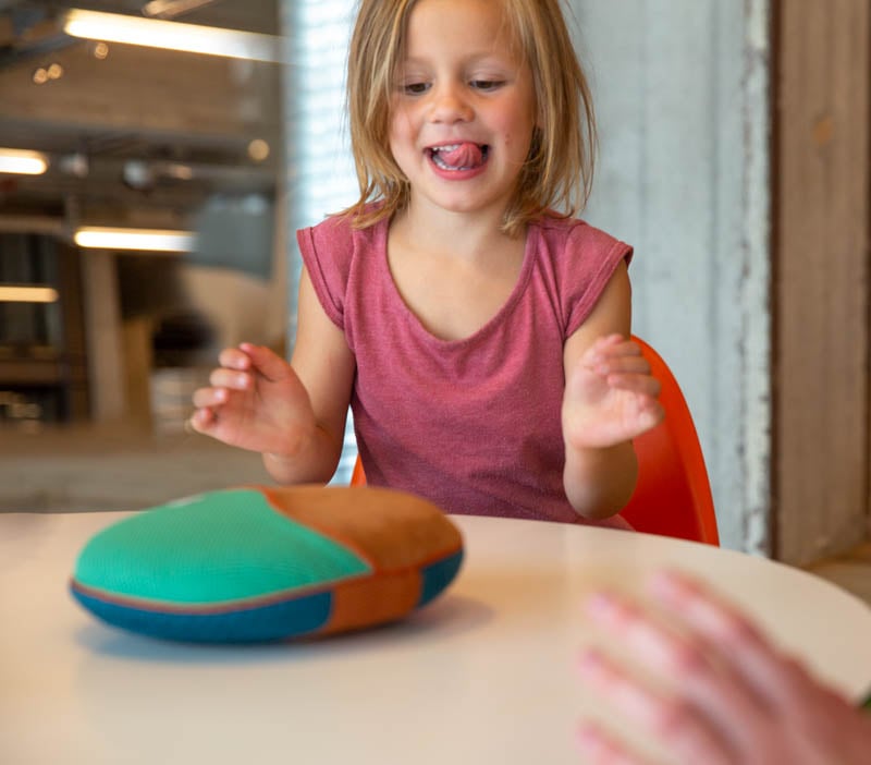 Girl playing with inmuDANCE