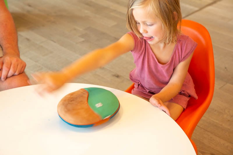 Girl playing with inmuDANCE4112