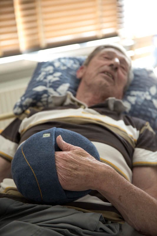 Man suffering from dementia sleeping with inmuRELAX-8