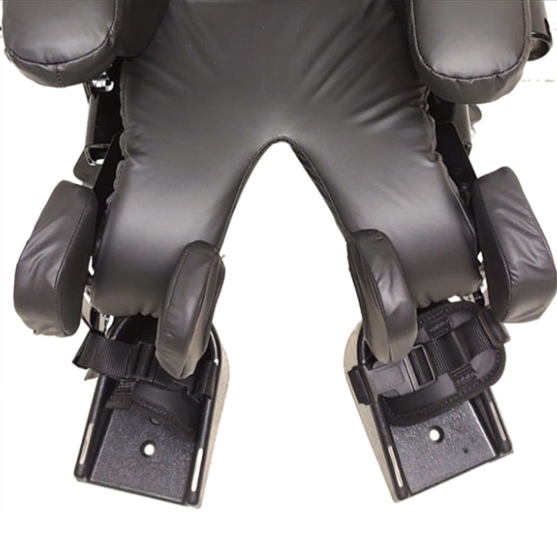 Detalj av ODE sittesystem med benstøtter og fotplater.