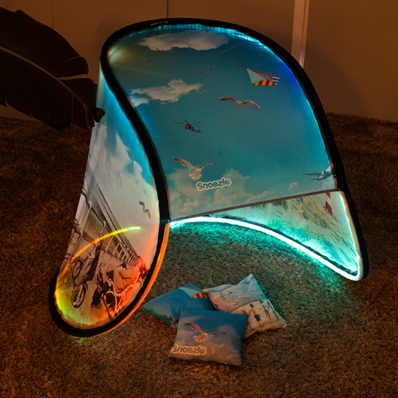 Opplyst Snoezle sansetelt som skaper rolig stemning i mørkt rom.