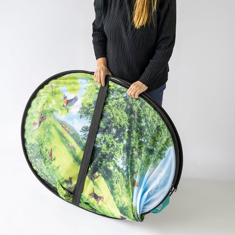 Person holder sammenbrettet Snoezle sansetelt klart til oppbevaring.