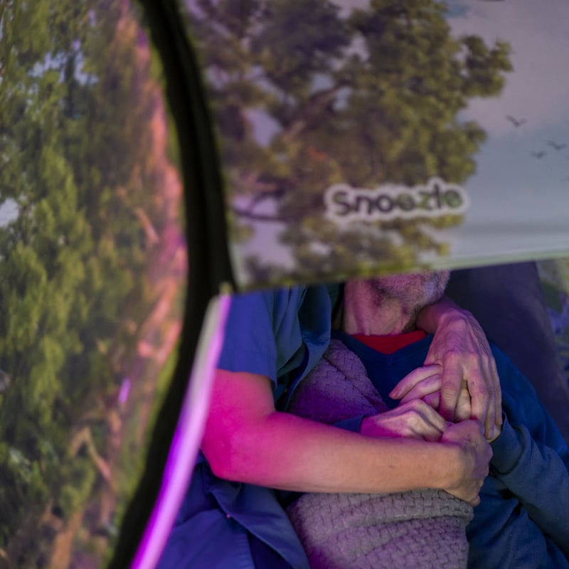 Person slapper av inne i Snoezle sansetelt med i skogen motiv.