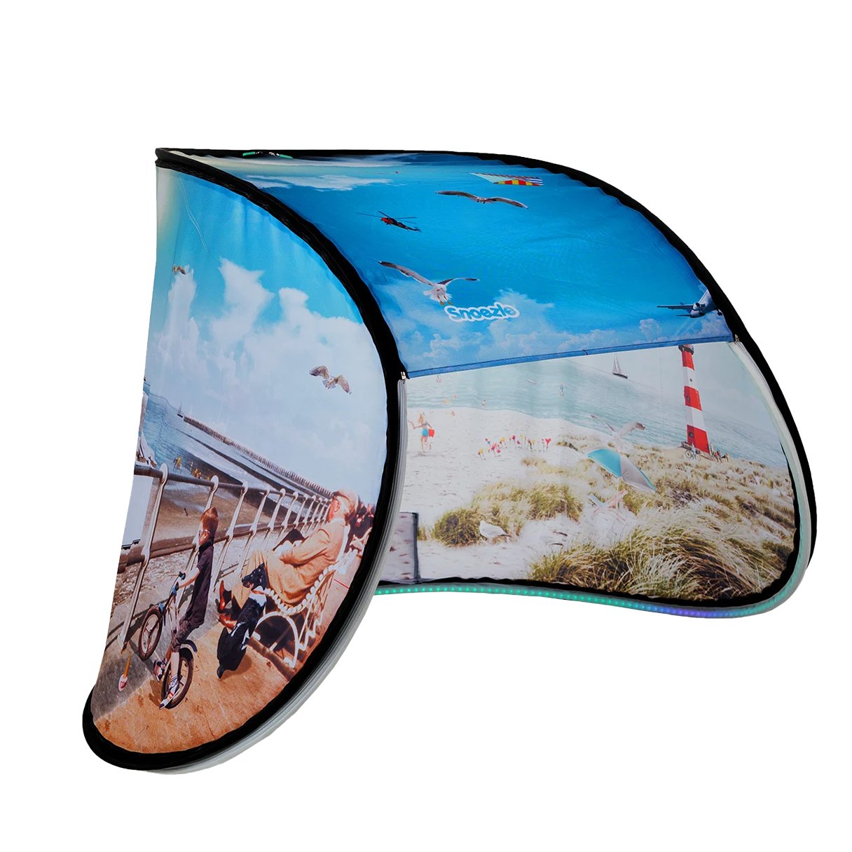 Snoezle teltduk med strandmotiv og blå himmel.