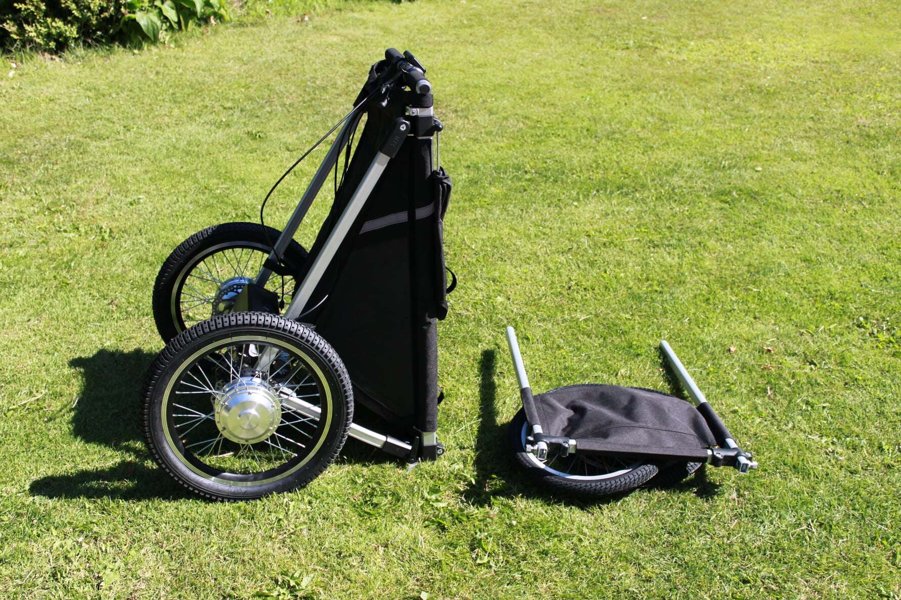 Sammenlagt terrengvogn KFN 4Wheeler Explorer for funksjonshemmede barn og voksne, delt i to deler, stående på gress.