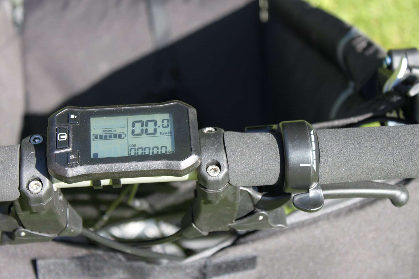 KFN 4Wheeler Explorers håndtak med motorstyring og høyre bremsehåndtak, sett fra toppen.