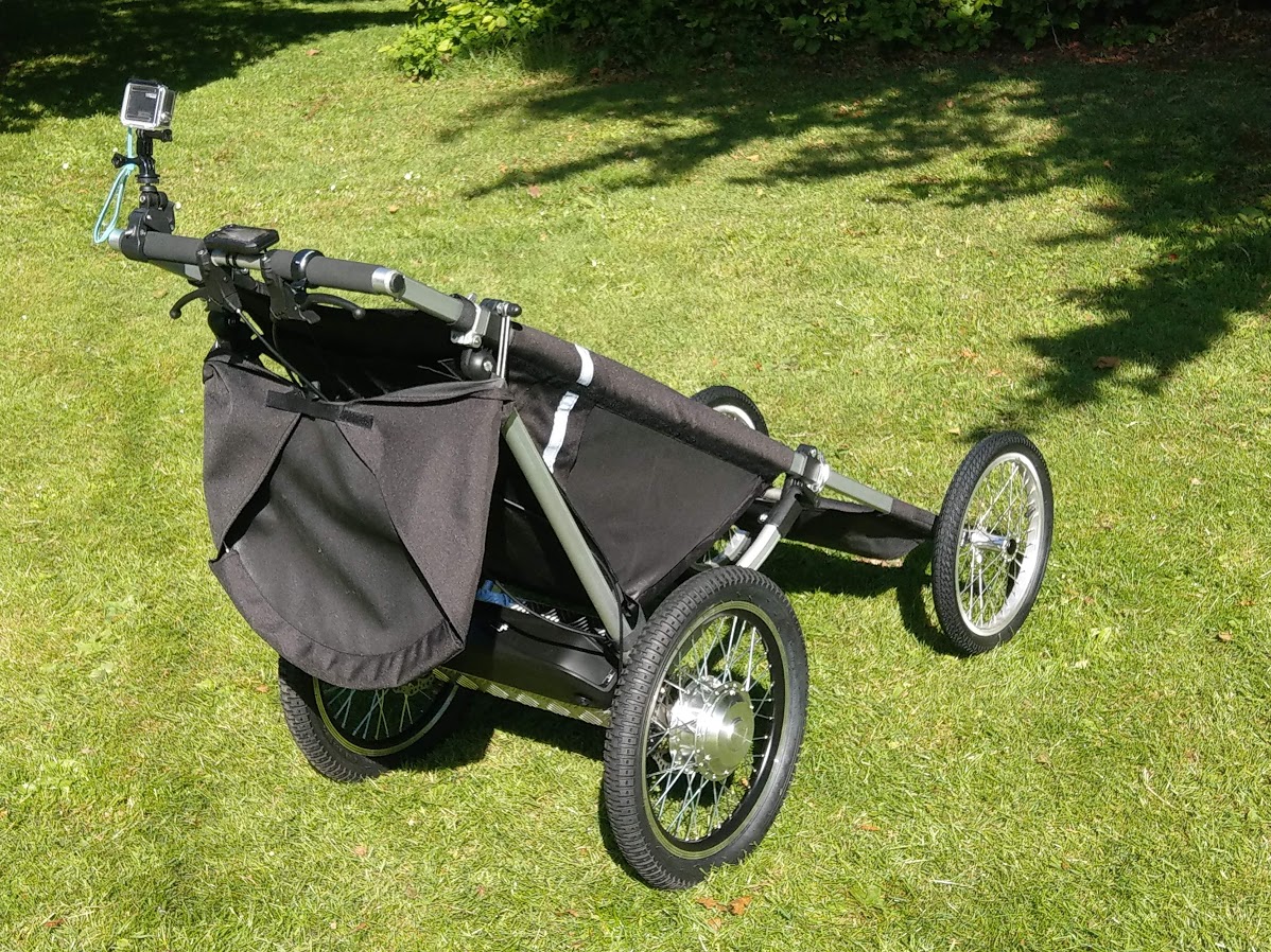 Terrengvogn KFN 4Wheeler Explorer for funksjonshemmede barn og voksne, sett fra bak, stående på gress.