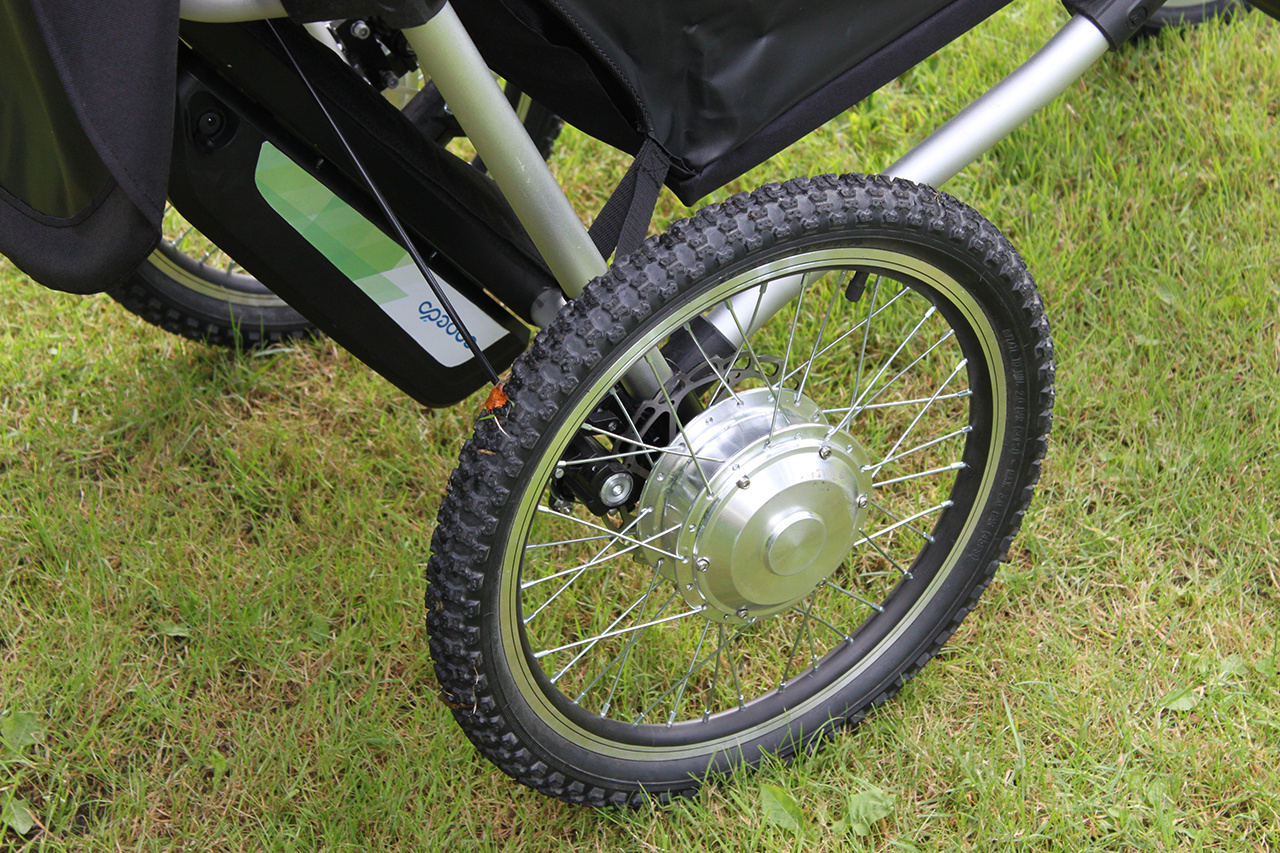 KFN 4Wheeler Explorers bakhjul som stå på gress, sett fra toppen.