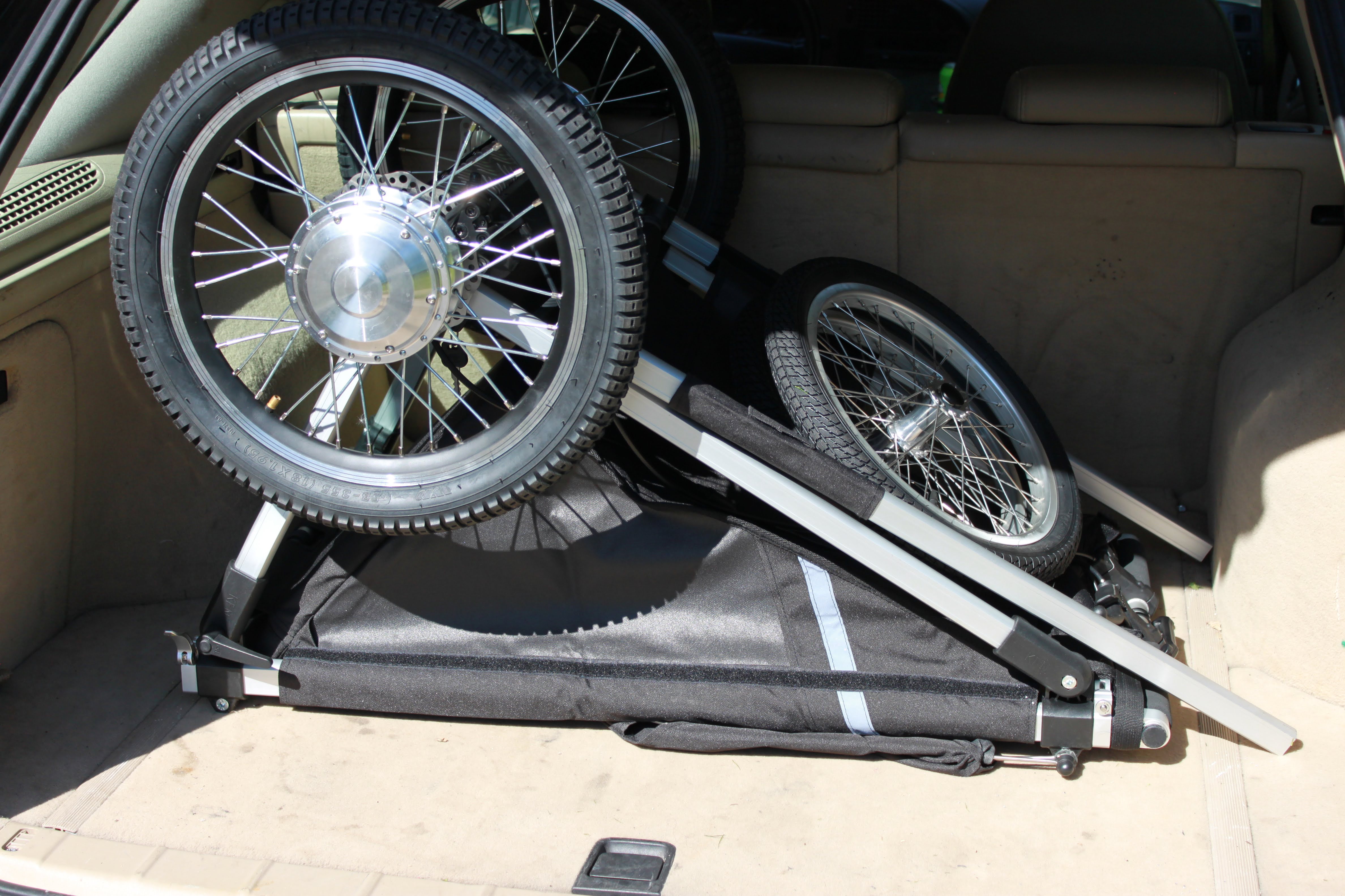 Sammenlagt terrengvogn KFN 4Wheeler Explorer for funksjonshemmede barn og voksne, plassert i bagasjerommet på en bil.