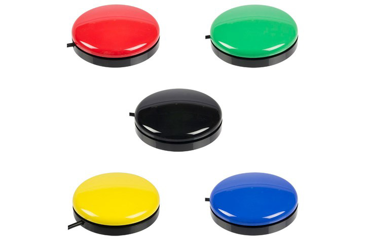Fire ulike brytere til forskjellige formål, gul, grønn, rød og blå.