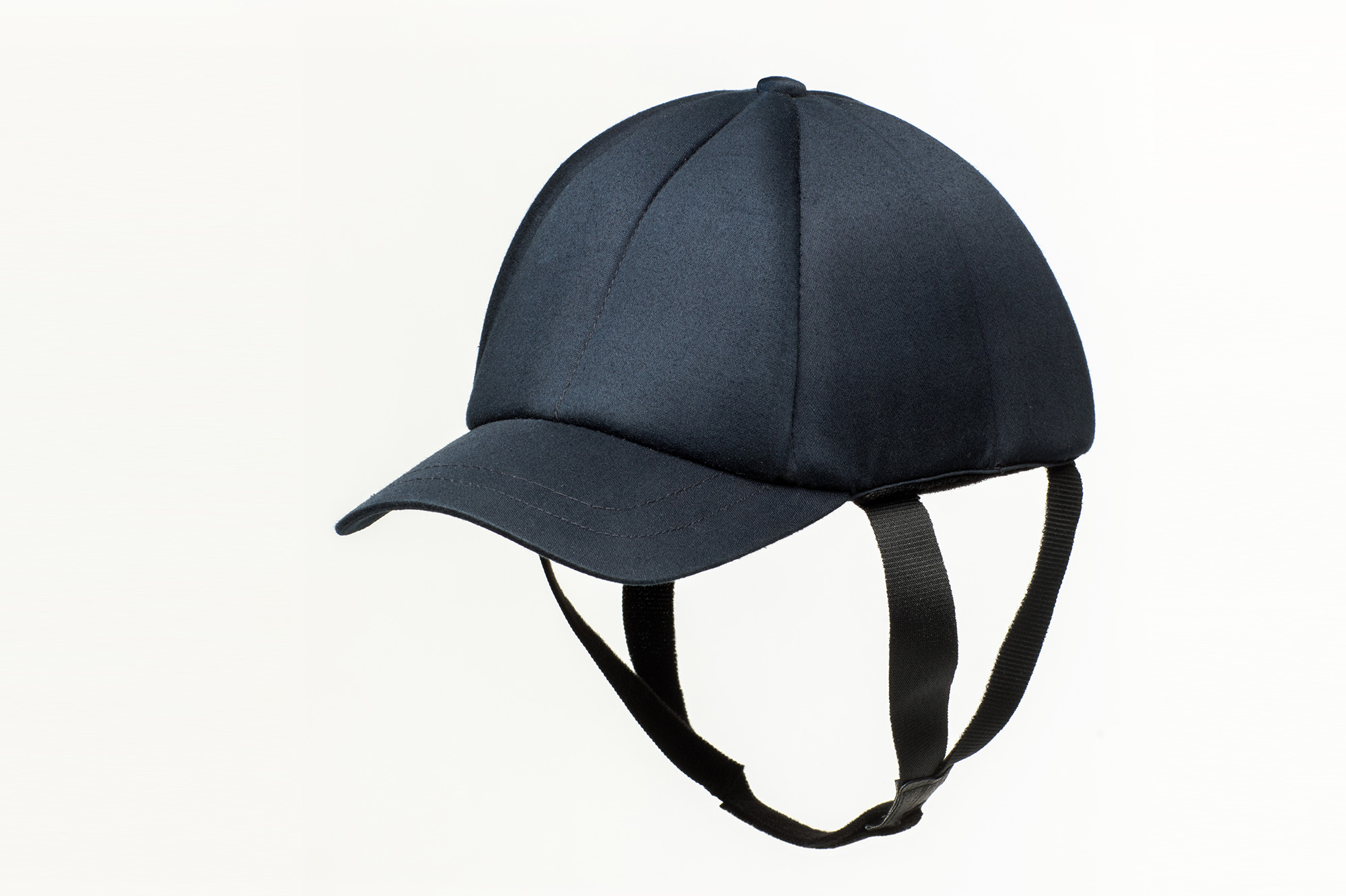 ribcap hodebeskyttelse i fargen sort. Den er formet som en caps.