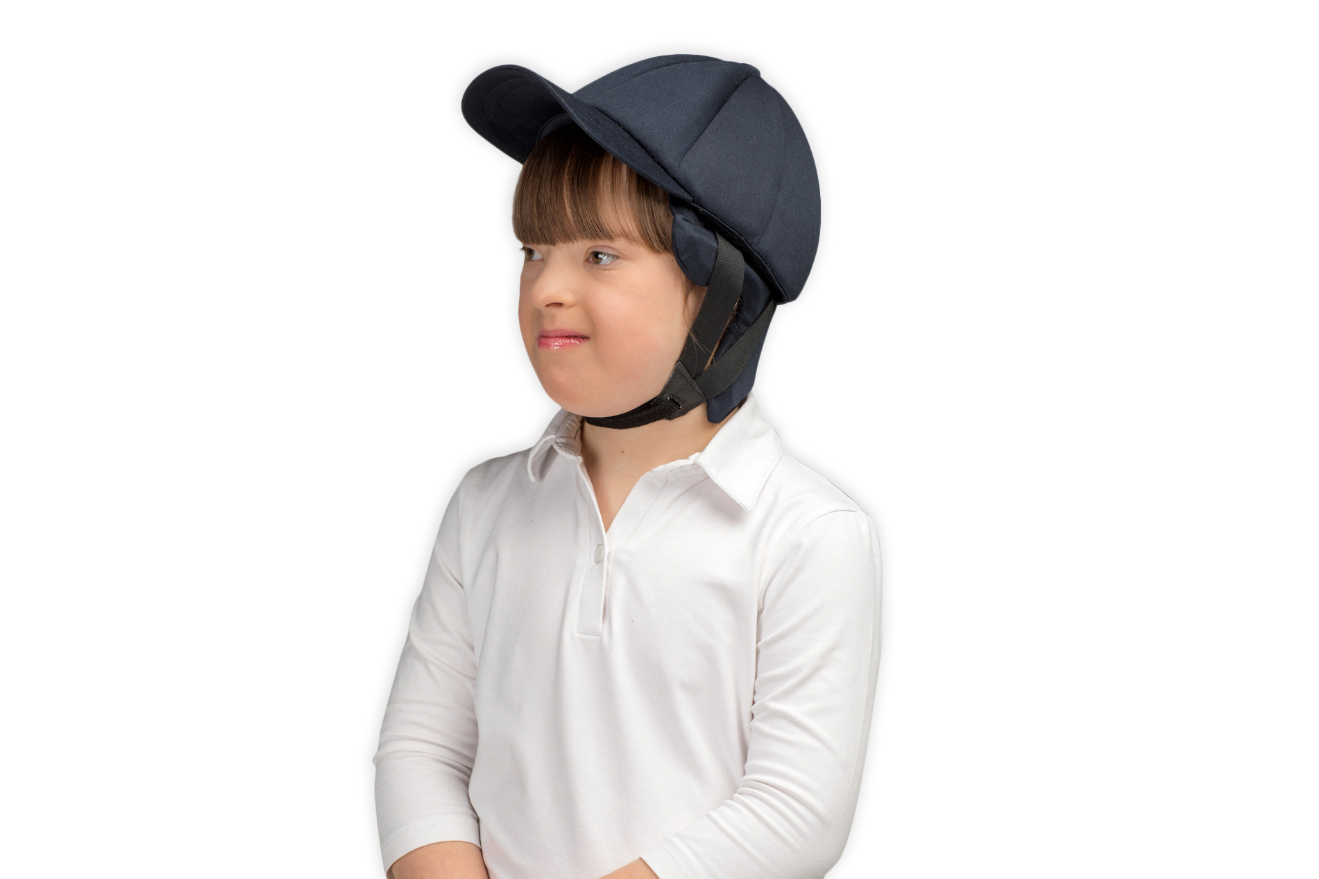 Ribcap hodebeskyttelse: En liten gutt som har på seg ribcap i fargen sort.